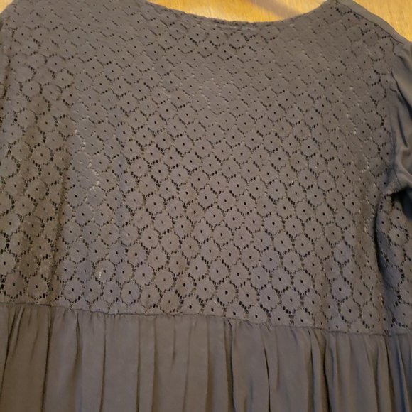 Flowy dress with embroidery and lace - Picture 6 of 12